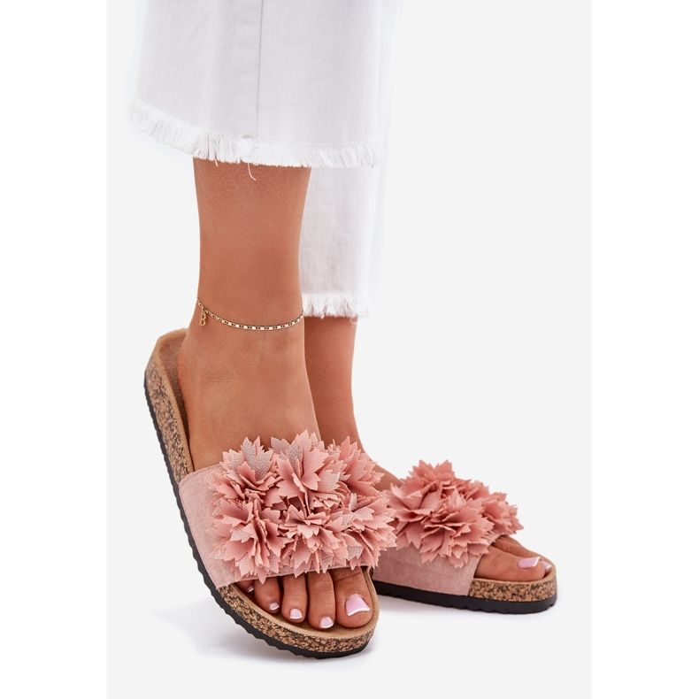 Le pantofole da donna su una suola di sughero con fiori rosa 1
