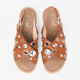 Sandali femminili caramellati con borchie beige 1