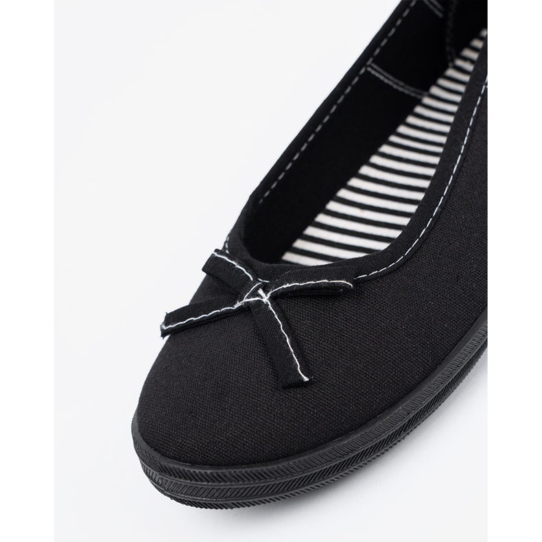 Balerina di materiale nero con un arco 1