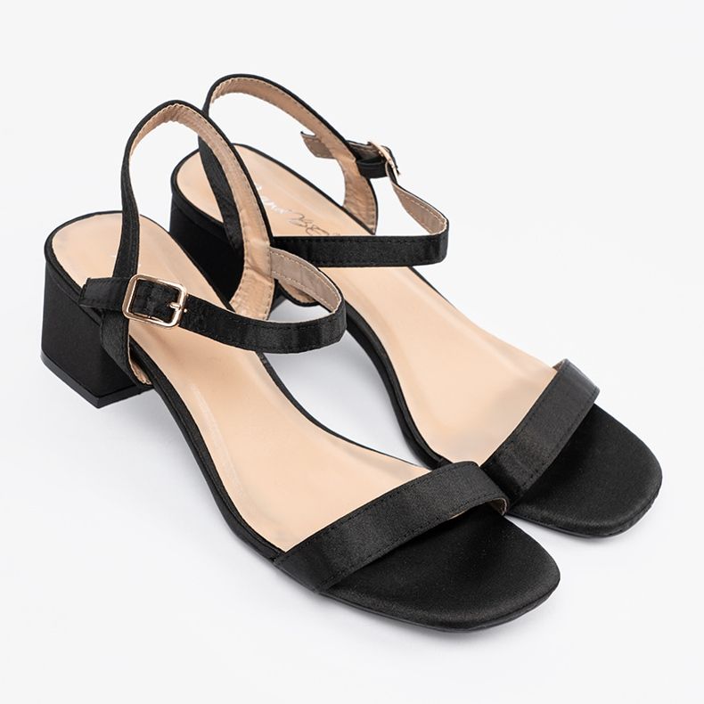 Shelvt Sandali neri sul post nero 1