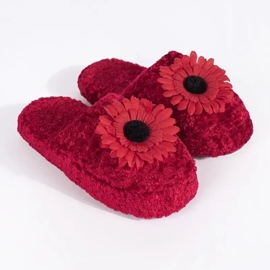 Piccole pantofole rosse con un fiore decorativo rosso 2