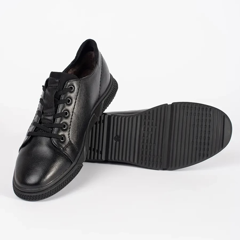 Scarpe da uomo nero isolate da pelliccia 2