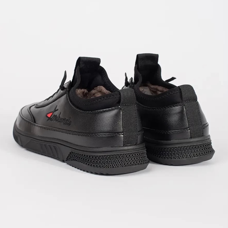 Scarpe sportive nere isolate nero 1