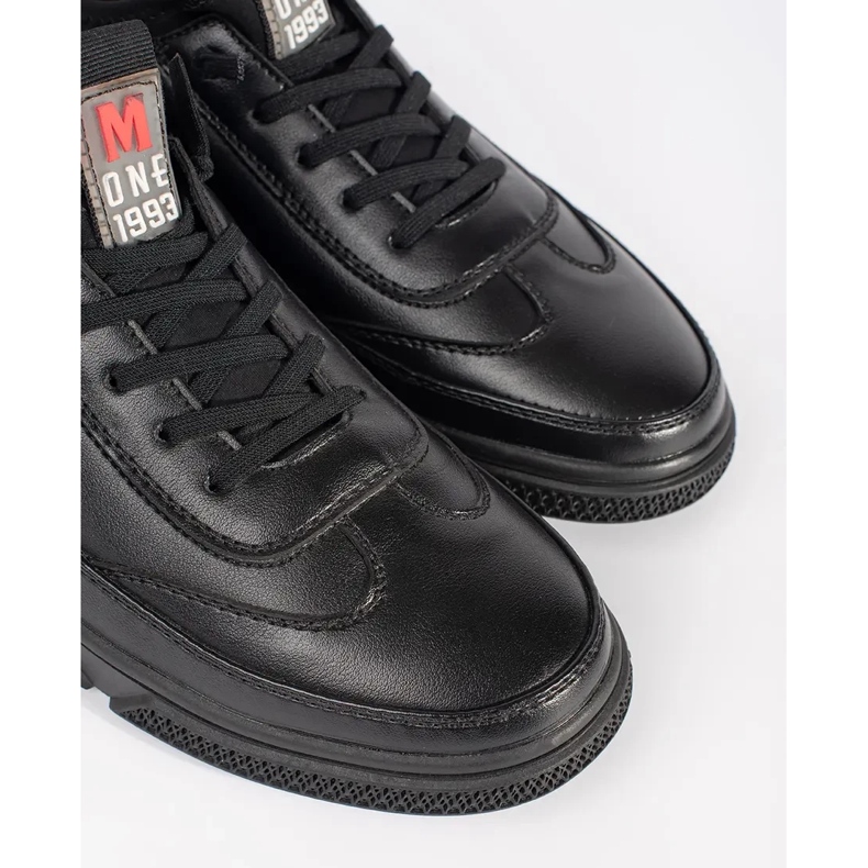 Scarpe sportive nere isolate nero 2