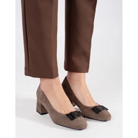 Pompe sul post beige con un arco marrone 2