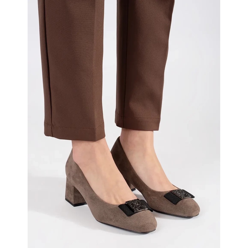 Pompe sul post beige con un arco marrone 2