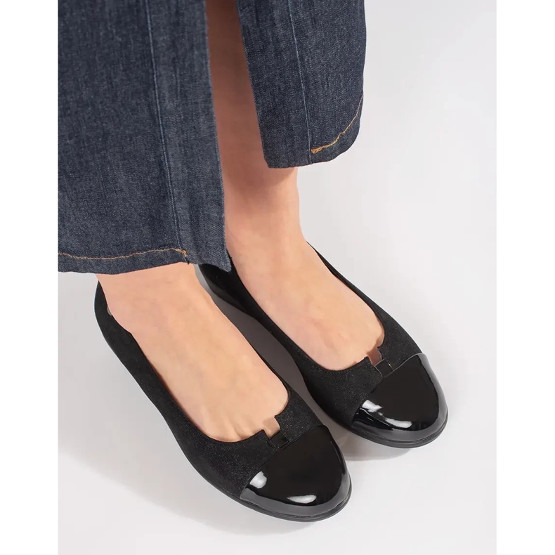 Goodin Scarpe nere con un dito verniciato nero 2