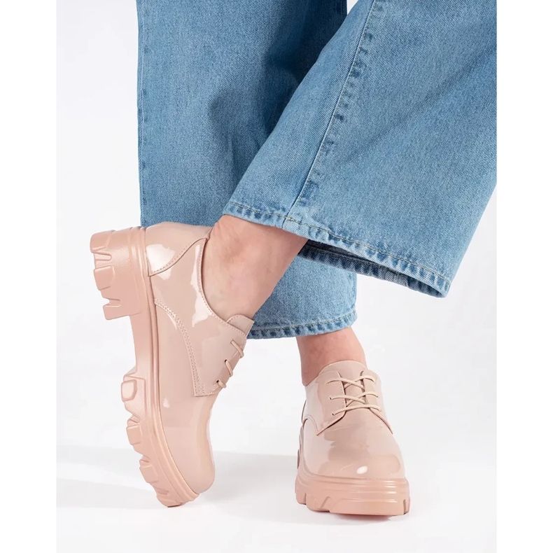 Scarpe intrecciate dipinte sulla piattaforma rosa 2