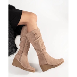 Stivali da donna beige in pelle scamosciata davanti al ginocchio 2