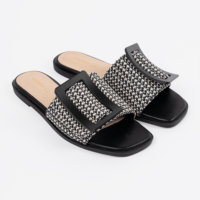 Goodin Tedeed Flaps su una suola piatta in bianco e nero 2