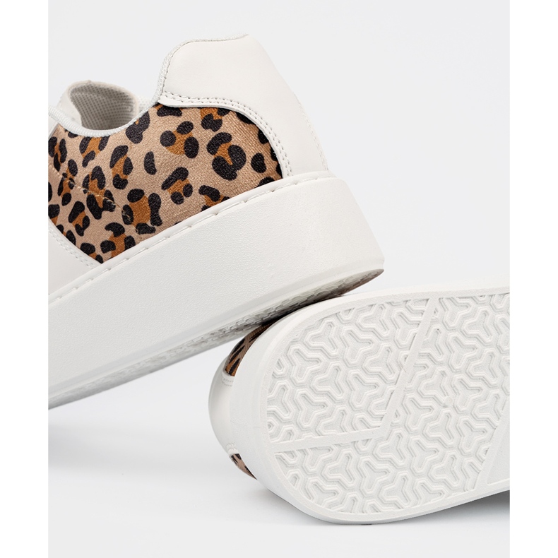 Sneaker bianche con inserti con stampa leopardata marrone 2