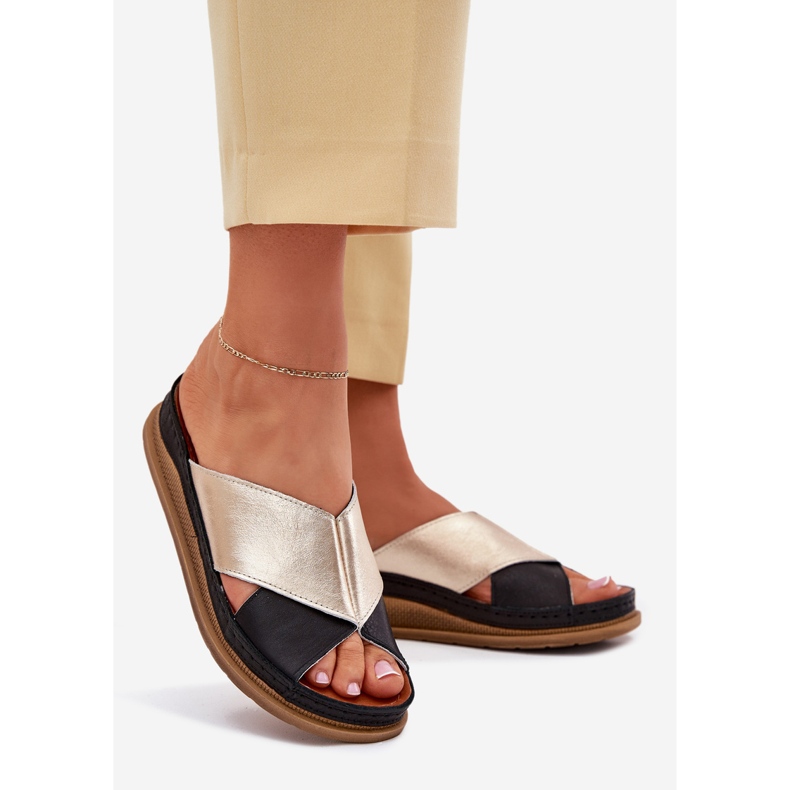 Flip in pelle femminile sulla piattaforma Maciejka L4986-25 oro-nero 1