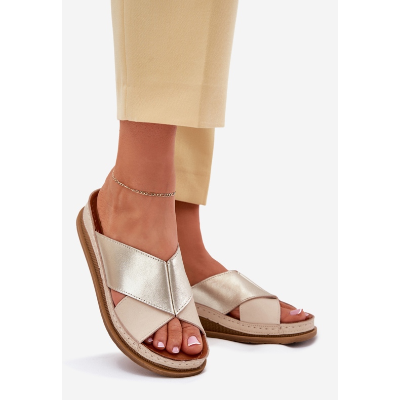 Flip in pelle femminile sulla piattaforma Maciejka L4986-37 Beige-Gold 1