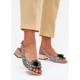 Sandali in pelle femminile su un blocco con un fiore decorativo Laura Messi 2973 bianco e nero 2