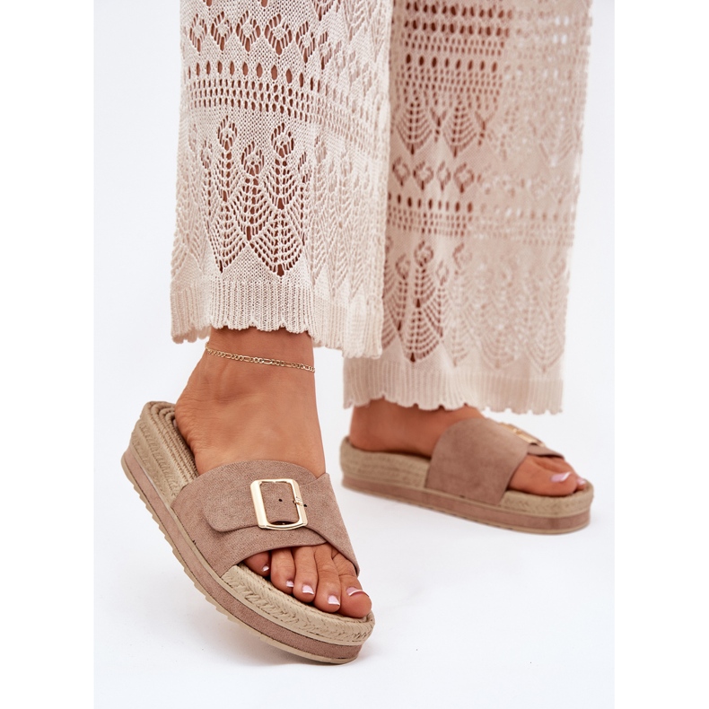 Infradito da donna sulla piattaforma con un beige scuro morsetto dorato 2