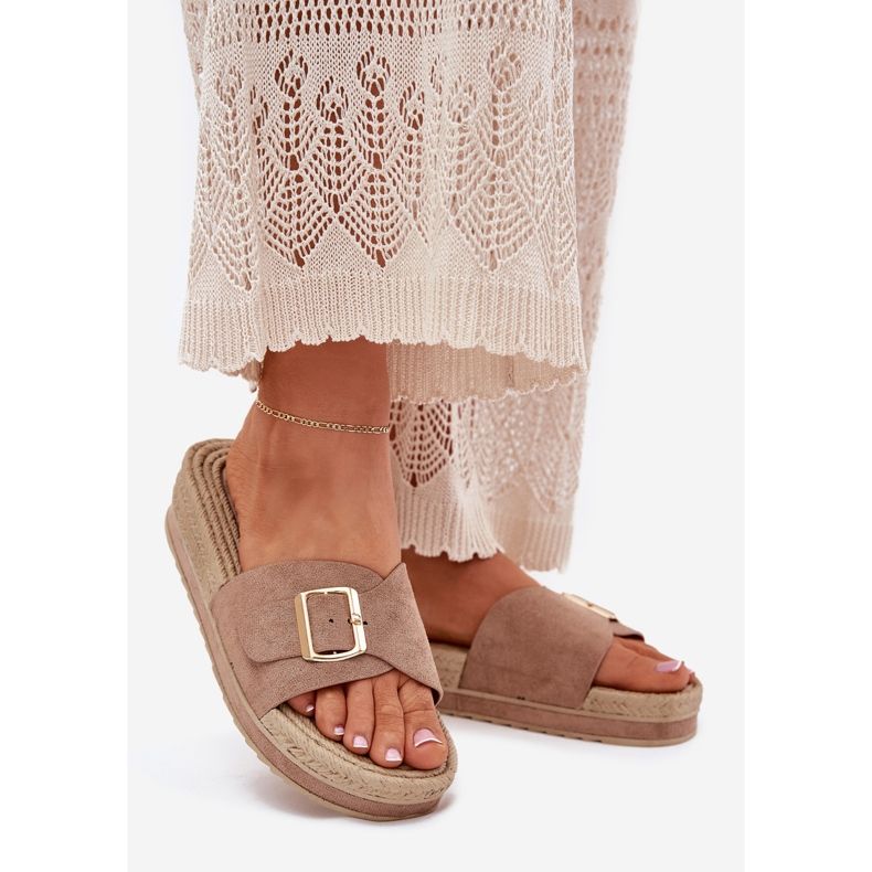Infradito da donna sulla piattaforma con un beige scuro morsetto dorato 1