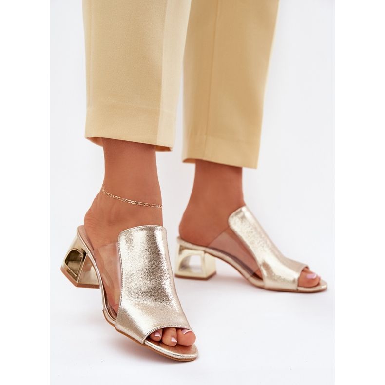 Infradito da donna sul Golden Post d'oro 2