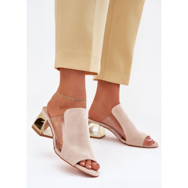 Infradito da donna sul beige della luce del pilastro dorato 2