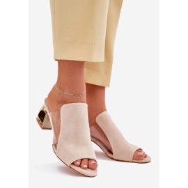 Infradito da donna sul beige della luce del pilastro dorato 1