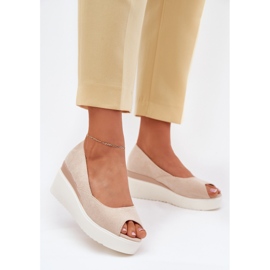 Sandali da donna per un cuneo con ecologio in pelle scamosciata beige 2