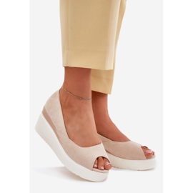 Sandali da donna per un cuneo con ecologio in pelle scamosciata beige 1