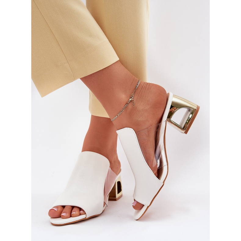 Le infradito da donna sul post bianco 2