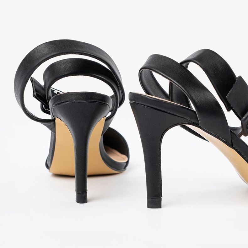 Pompe nere su un tallone alto nero 2