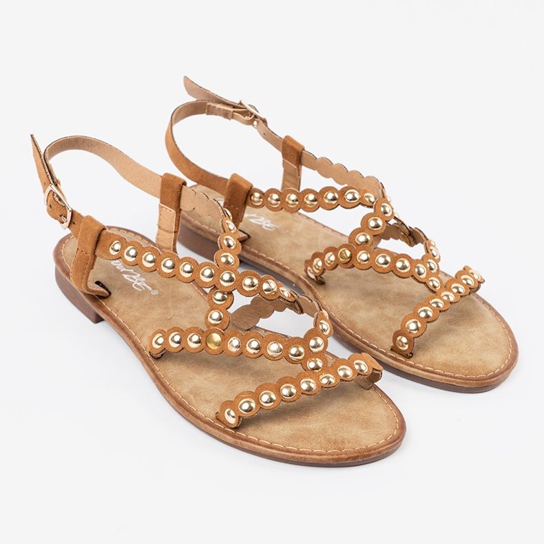 Sandali piatti caramellati con borchie beige 2