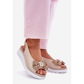 Sandali in pelle femminile con cuneo con un bow beige Zazoo 1882 1