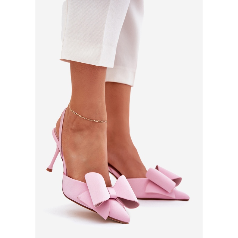 Tacchi alti con tacchi nudi e un fiocco rosa 1