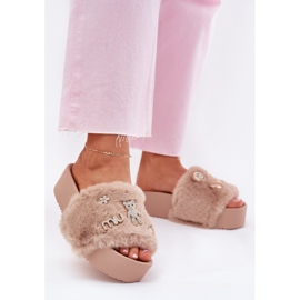 Infradito da donna sulla piattaforma con pelliccia e beige 2