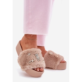 Infradito da donna sulla piattaforma con pelliccia e beige 1