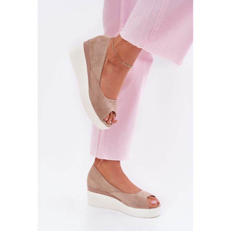 Sandali femminili per un cuneo con beige ecologio 2