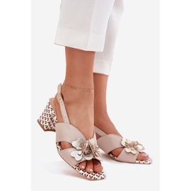 Sandali in pelle femminile sul post di fiori di beige di Laura Messi 2950 1
