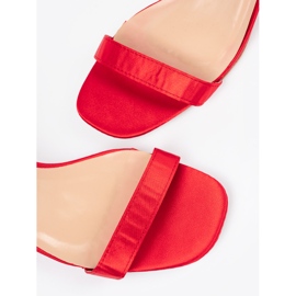 Shelvt Sandali rossi su un palo rosso 2