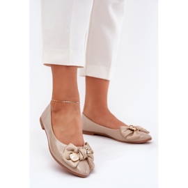Ballerine dipinte con un arco e una spilla dorata beige scuro rivona 2