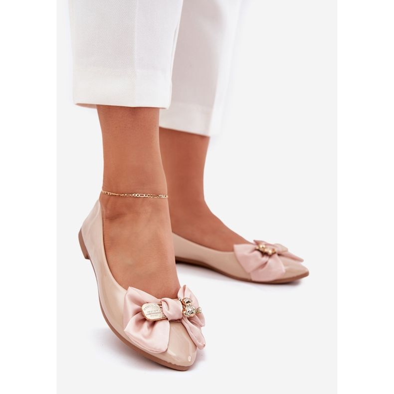 Ballerine dipinte con un arco e una spilla dorata beige 1
