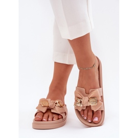 Le pantofole da donna con un arco e una spilla dorata beige 2