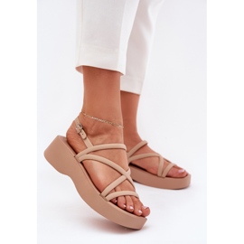 Sandali femminili sulla piattaforma con le strisce beige 2