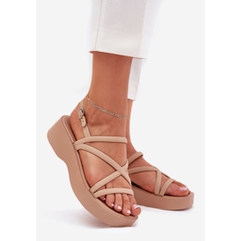 Sandali femminili sulla piattaforma con le strisce beige 1