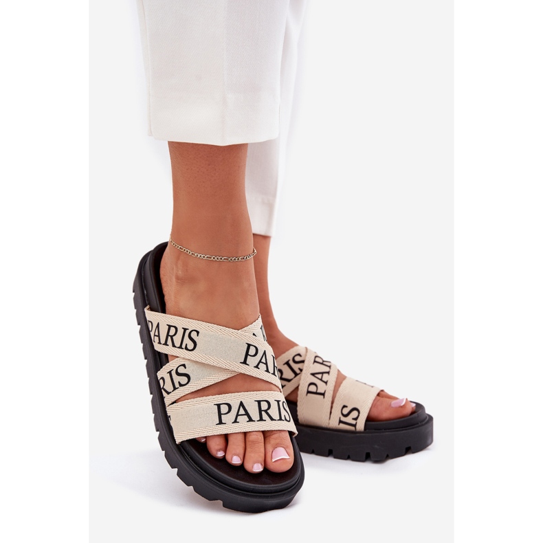 Le infradito da donna con le strisce di materiale di Parigi sulla piattaforma beige 1