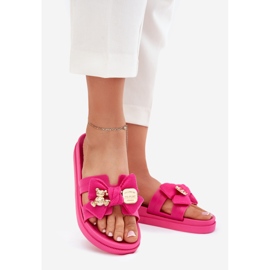 Infradito da donna con un arco e una spilla dorata fucsia rosa 1