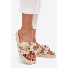 Infradito da donna con un arco e una spilla luminosa dorata beige 1