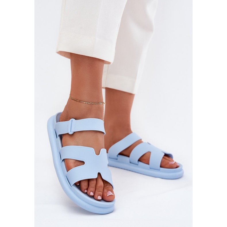Flip di gomma femminile con una cintura blu 2
