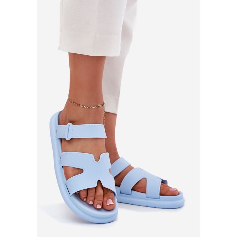 Flip di gomma femminile con una cintura blu 1