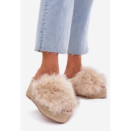 Zeppe femminili con cuneo con pelliccia e beige 1