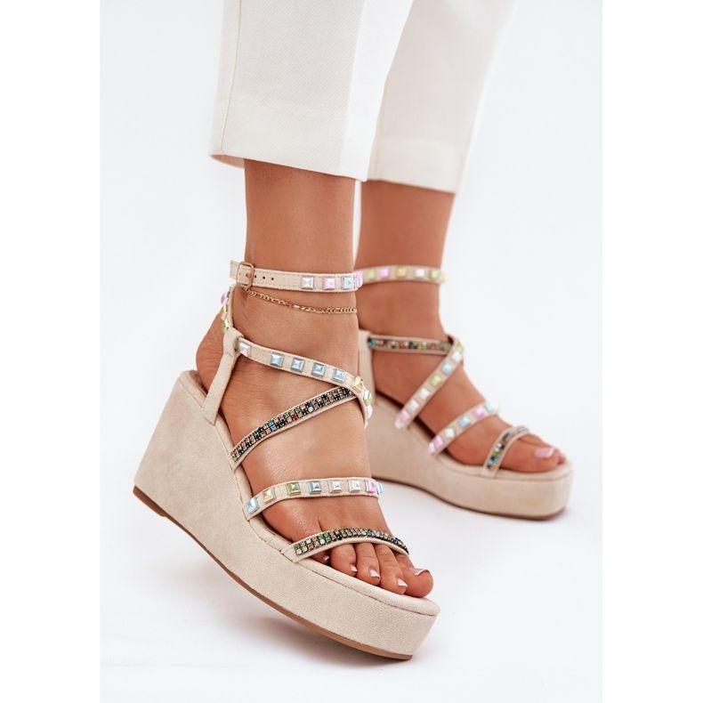 Sandali da donna per cuneo con decorazione su strisce beige 2