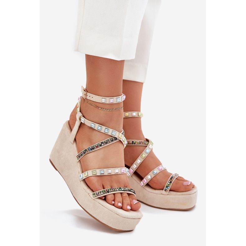 Sandali da donna per cuneo con decorazione su strisce beige 1