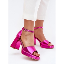 Sandali femminili dipinti sul post Fucsia rosa 2