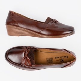 Scarpe basse marroni con un arco marrone 1